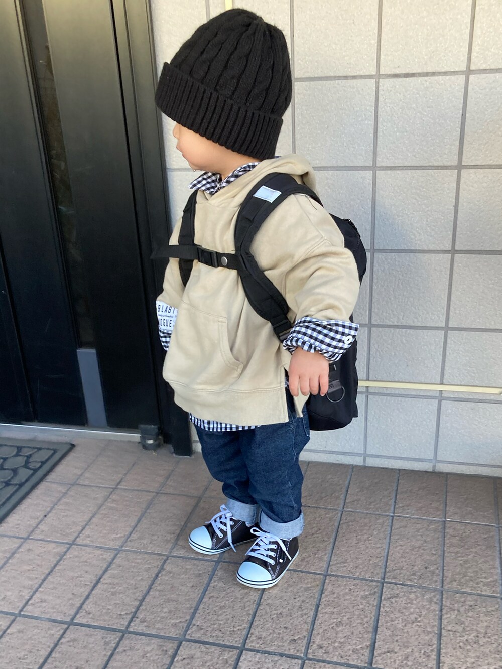 その他のシャツ/ブラウス、ベージュ系のパーカー、ブルー系のデニムパンツを着用したキッズの冬コーディネートの3枚目の写真