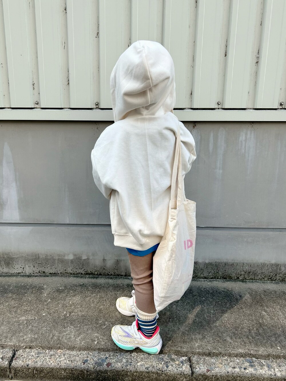 ブルー系のTシャツ/カットソー、ホワイト系のパーカー、ホワイト系のトートバッグを着用したキッズの秋コーディネートの5枚目の写真