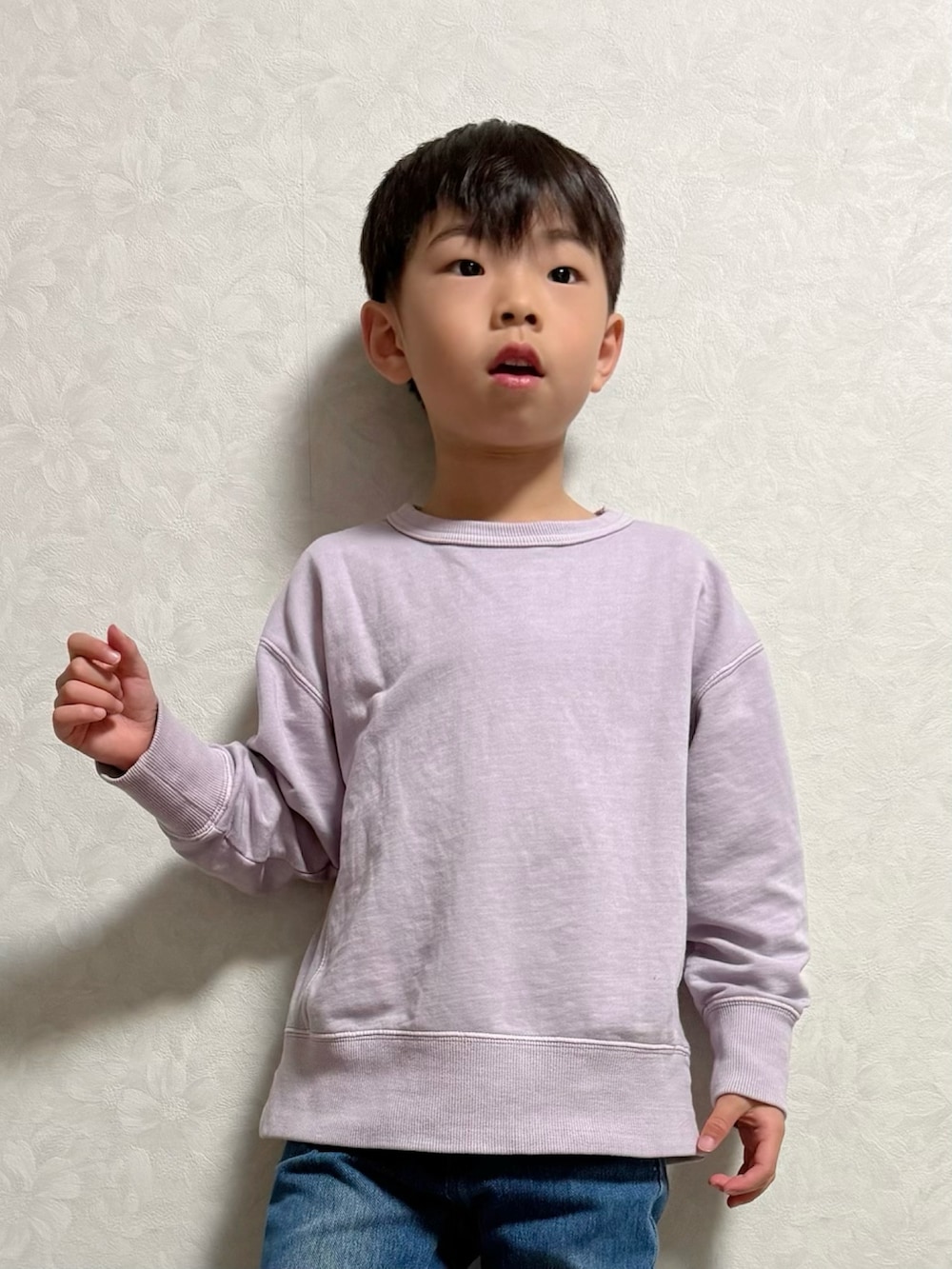 ブルー系のデニムパンツ、パープル系のスウェット、グレー系のスニーカーを着用したキッズの春コーディネートの2枚目の写真