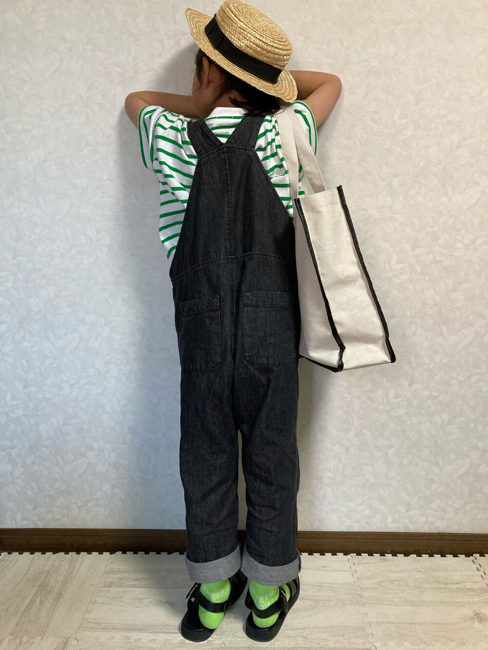 グリーン系のTシャツ/カットソー、ホワイト系のトートバッグ、ブラック系のサロペット/オーバーオールを着用したキッズの春コーディネートの4枚目の写真