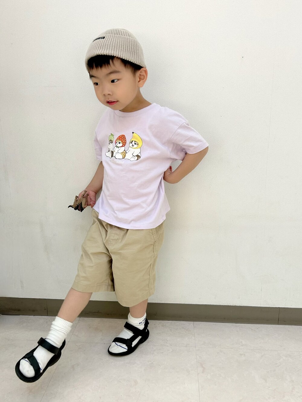 パープル系のTシャツ/カットソー、ベージュ系のチノパンツ、ブラック系のサンダルを着用したキッズの夏コーディネートの4枚目の写真