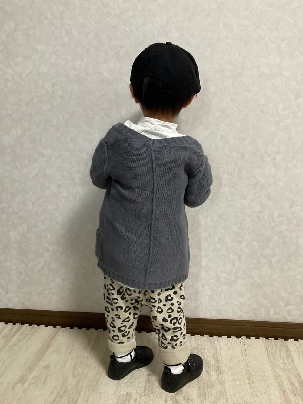 ホワイト系のシャツ/ブラウス、グレー系のカーディガン/ボレロ、ベージュ系のスウェットパンツを着用したキッズの春コーディネートの5枚目の写真