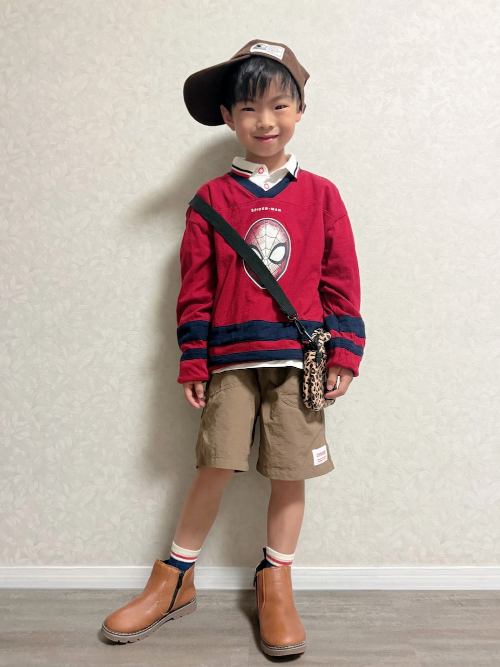 レッド系のTシャツ/カットソー、ホワイト系のポロシャツ、ブラウン系のブーツを着用したキッズの夏コーディネートの3枚目の写真