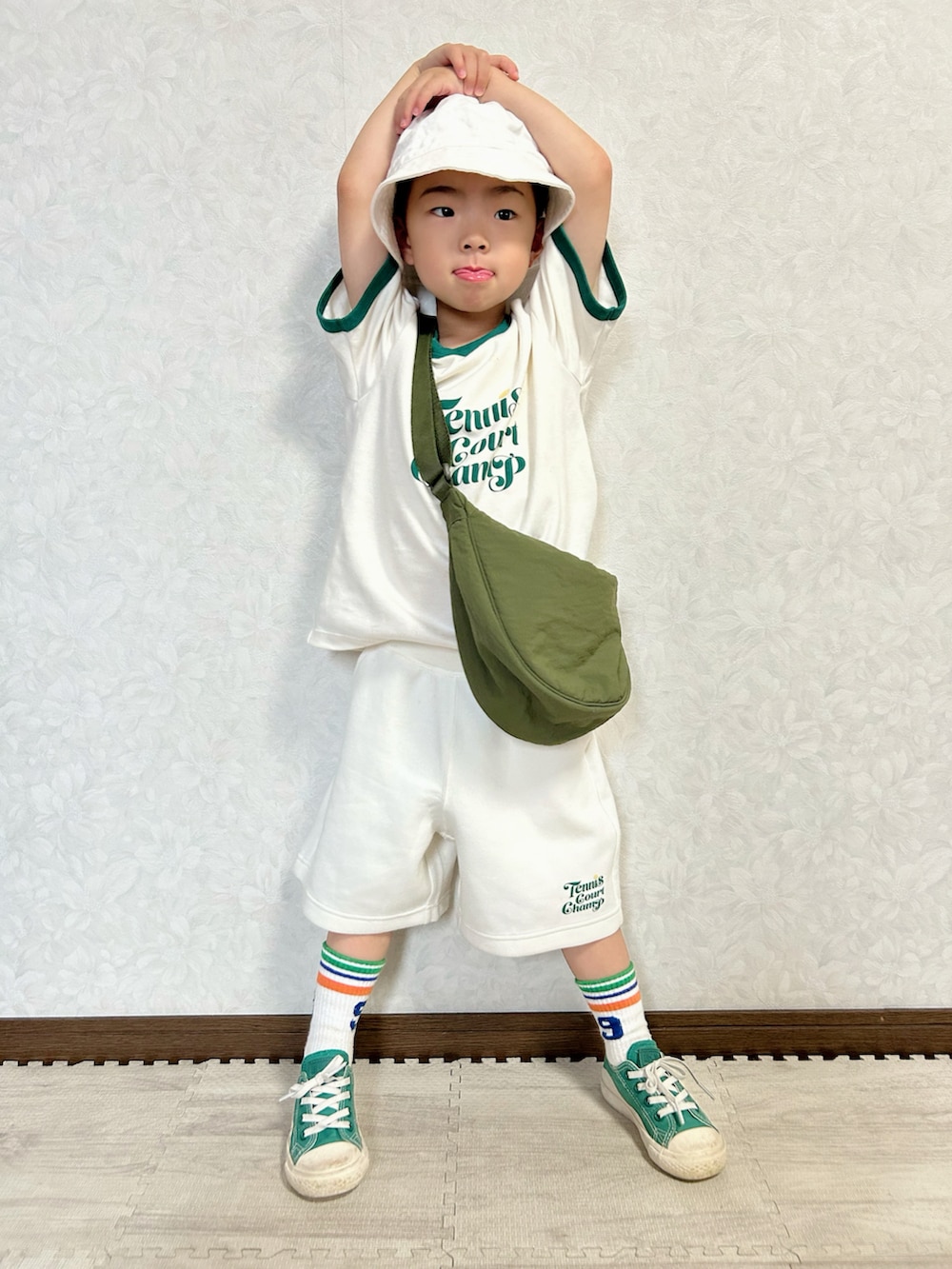 ホワイト系のTシャツ/カットソー、ホワイト系のスウェットパンツ、グリーン系のショルダーバッグを着用したキッズの夏コーディネートの2枚目の写真