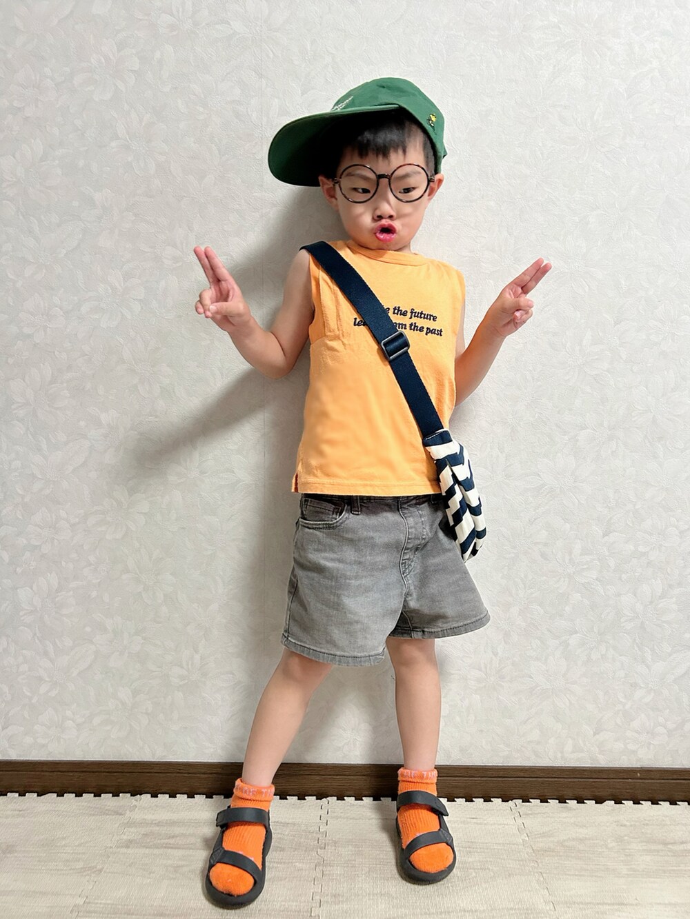 「真夏のかき氷フェス、カラフルコーデ、カジュアルコーデ、夏コーデ、アツいコーデ全部見せ、プチプラ、キャップ、サンダル、タンクトップ、ショルダーバッグ、UNIQLO、お出かけコーデ、休日スタイル」｜「UNIQLOのキッズ ピーナッツ2021 秋冬 キャップ 1,500円（キャップ、グリーン系）」を使った、lenlen23さん（キッズ・100cm）の夏コーディネートの2枚目の写真
