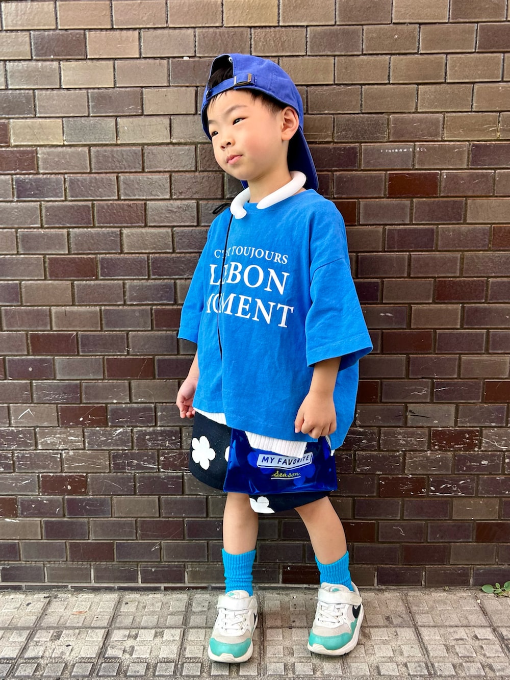 ブルー系のTシャツ/カットソー、ホワイト系のニット/セーター、ブラック系のその他パンツを着用したキッズの夏コーディネートの4枚目の写真