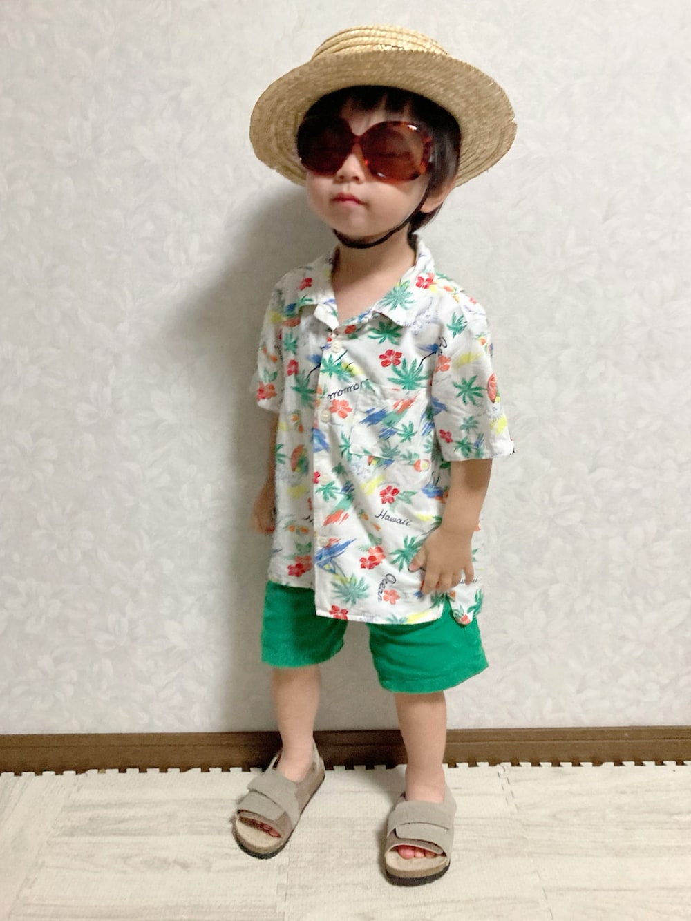 ホワイト系のシャツ/ブラウス、グリーン系のその他パンツ、ベージュ系のサンダルを着用したキッズの夏コーディネートの3枚目の写真