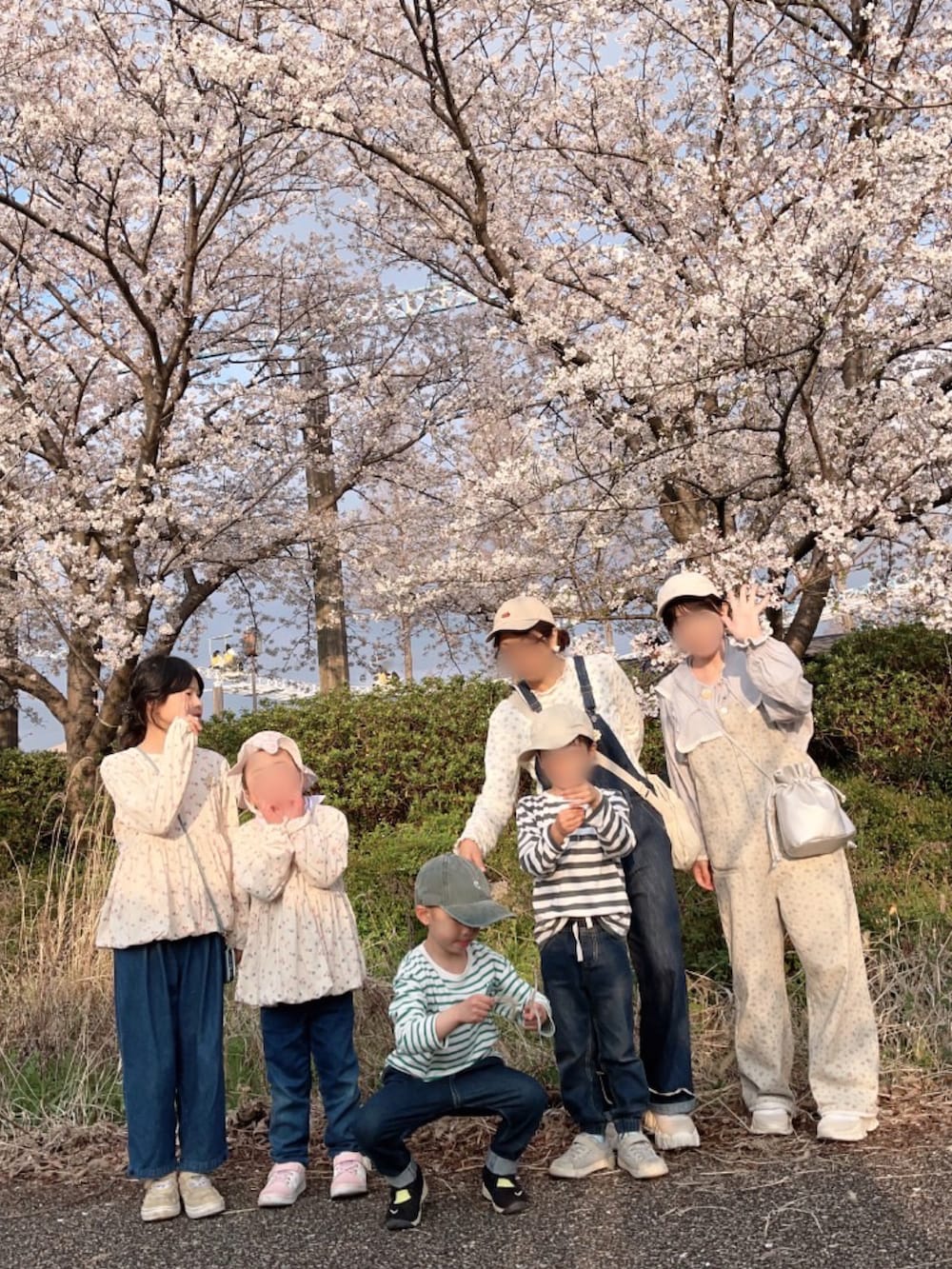 「春めき満開コーデ、春コーデ、お花見コーデ、花柄、サロペット、デニム、キャップ、スニーカー、韓国子供服、リンクコーデ、花柄トップス、お出かけコーデ、休日スタイル、親子コーデ、ボーダー」｜「SILSILの韓国子供服セレクトショップSILSILさんで購入。KIDDLY/♡刺繍キャップ🧢 khaki  52cm〜大人サイズ💡（キャップ、グリーン系）」を使った、lenlen23さん（キッズ・100cm）の春コーディネートの3枚目の写真
