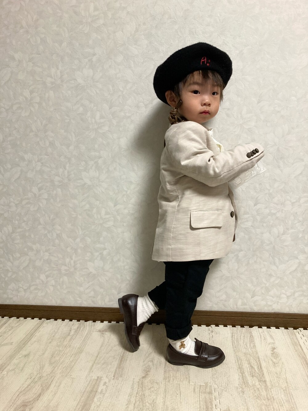 ベージュ系のテーラードジャケット、ホワイト系のシャツ/ブラウス、ブラック系のその他パンツを着用したキッズの春コーディネートの4枚目の写真