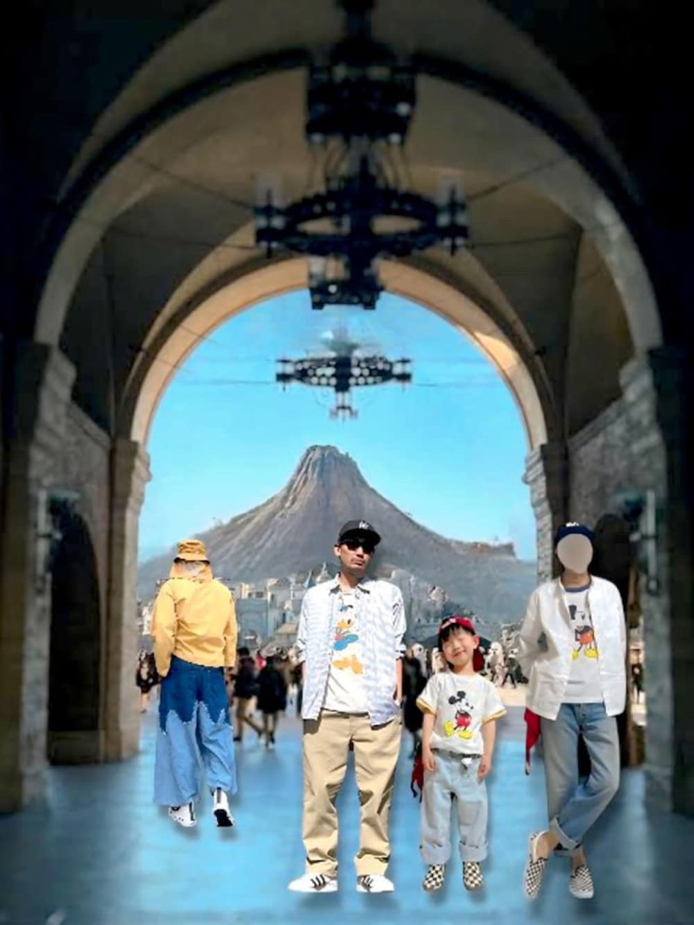 ホワイト系のTシャツ/カットソー、ホワイト系のTシャツ/カットソー、ブルー系のデニムパンツを着用したキッズの春コーディネートの5枚目の写真