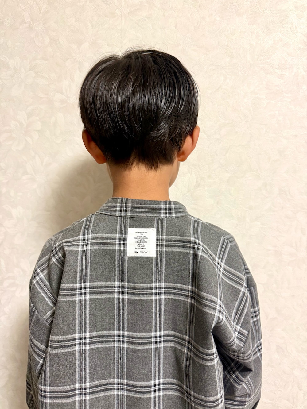 シルバー系のショルダーバッグ、ブラック系のローファー、ホワイト系のTシャツ/カットソーを着用したキッズの秋コーディネートの3枚目の写真