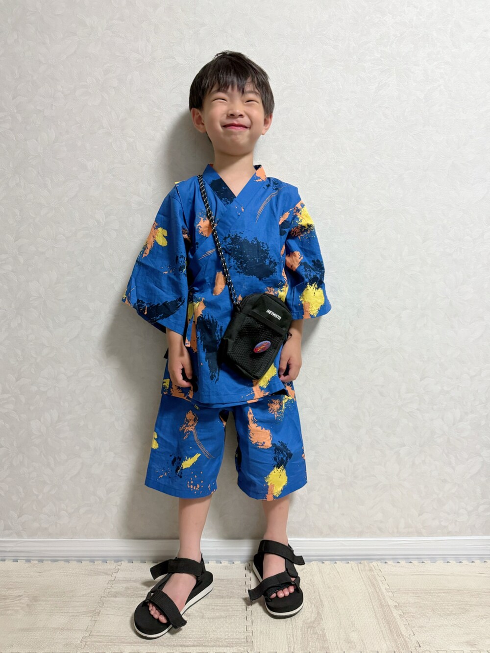ブラック系のサンダル、ブラック系のショルダーバッグ、ブルー系の浴衣を着用したキッズの夏コーディネートの4枚目の写真
