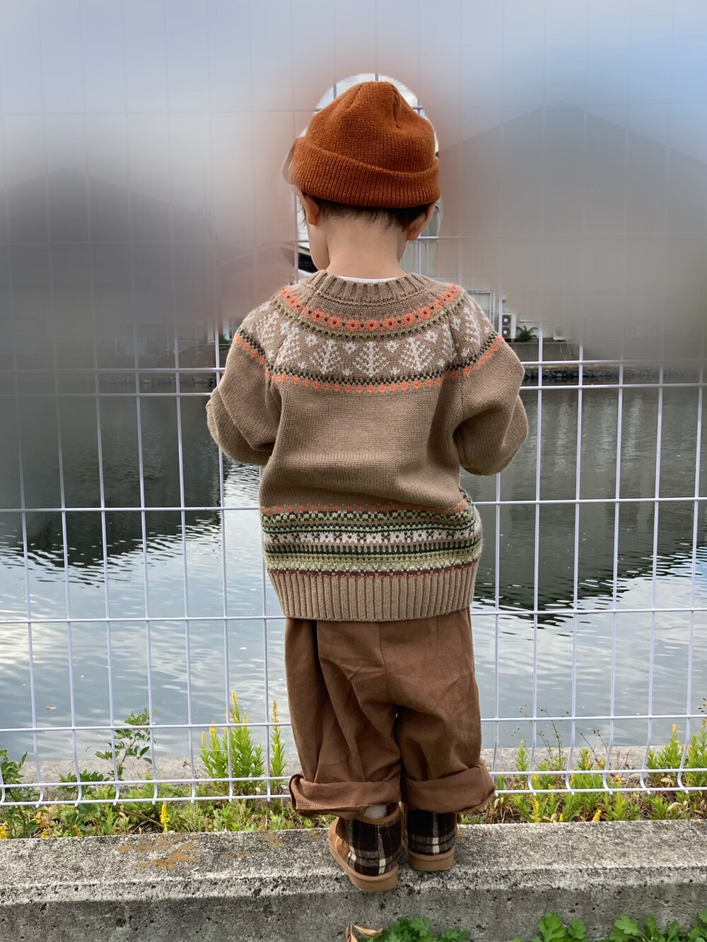 ベージュ系のニット/セーター、グリーン系のショルダーバッグ、ブラウン系のチノパンツを着用したキッズの秋コーディネートの5枚目の写真