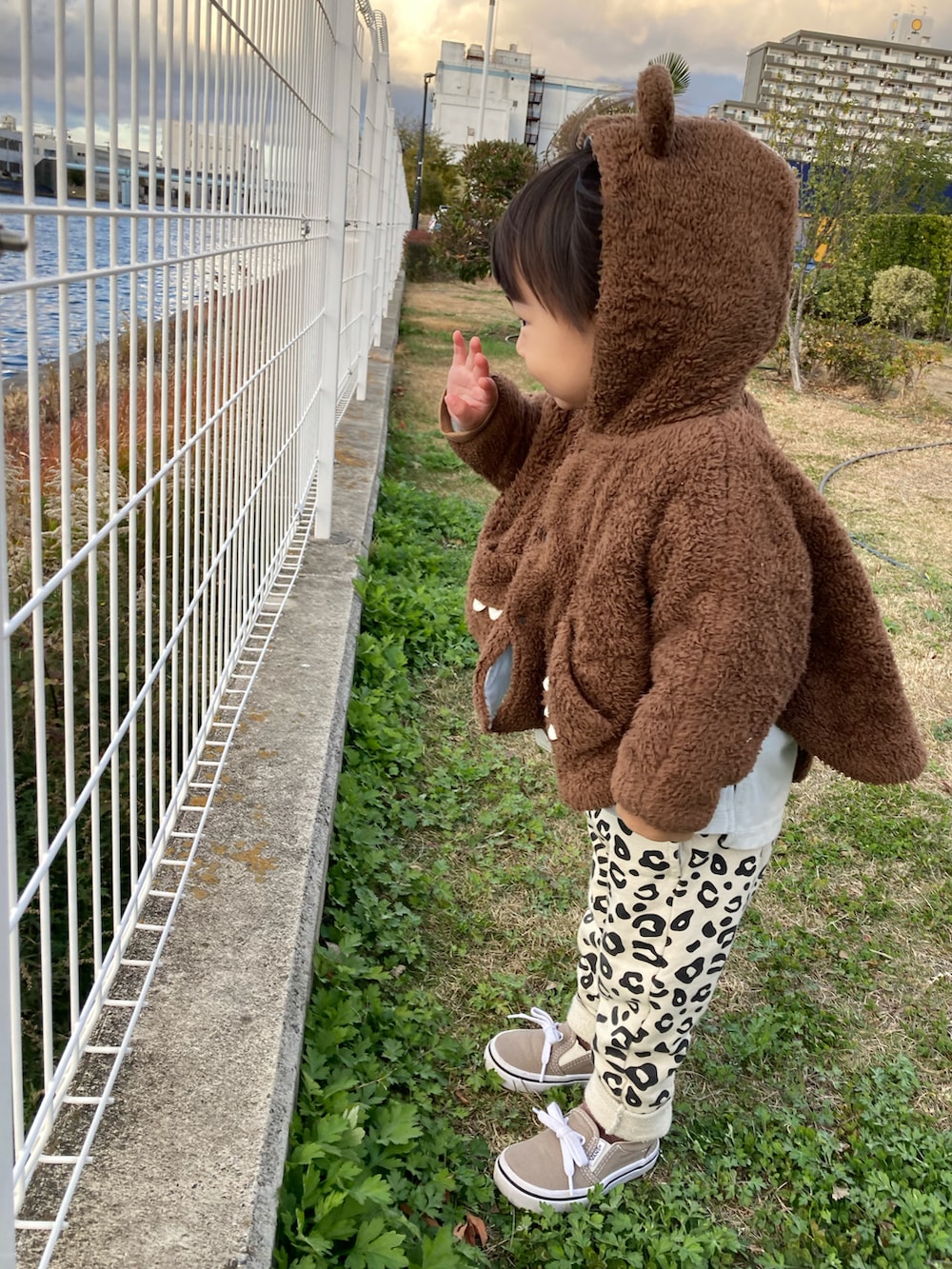 「くま耳、レオパード、冬コーデ、タートルネック、ポンチョ、休日スタイル、スリッポン、モカシン、プチプラ、保育園コーデ、お誕生日おめでとう！、笑顔拡散、STOP 誹謗中傷、WEARは皆の拠り所、笑顔の輪を繋ごう」｜「Hello🍎赤ちゃんの👧🏻リンリンの出産祝いの頂き物 90cm（ポンチョ、ブラウン系）」を使った、lenlen23さん（キッズ・80cm）の冬コーディネートの5枚目の写真