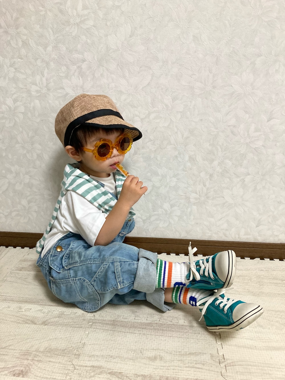 ホワイト系のTシャツ/カットソー、グリーン系のアンサンブル、グリーン系のスニーカーを着用したキッズの夏コーディネートの5枚目の写真