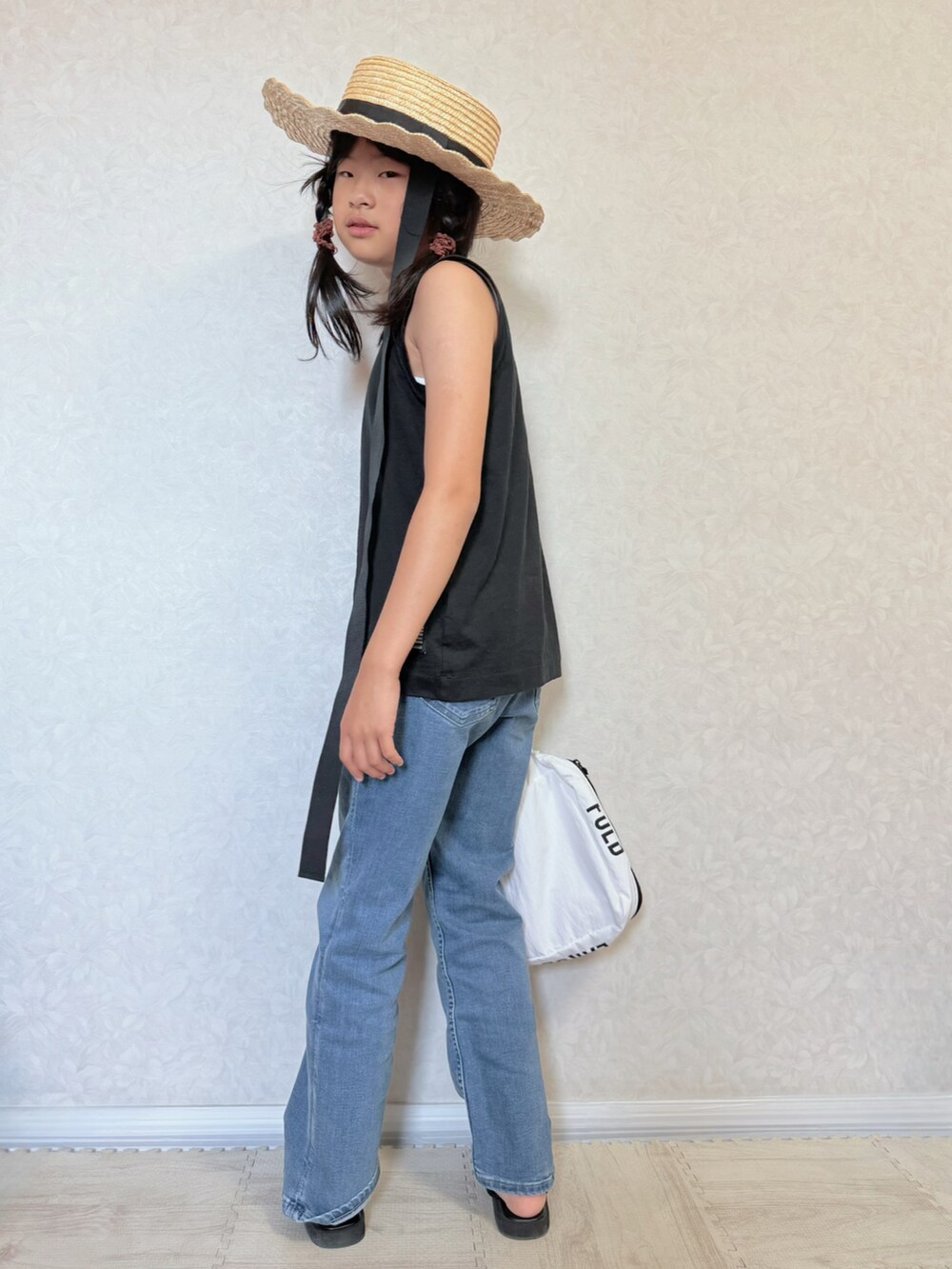 ブラック系のサンダル、ホワイト系のシャツ/ブラウス、ブラック系のタンクトップを着用したキッズの夏コーディネートの4枚目の写真