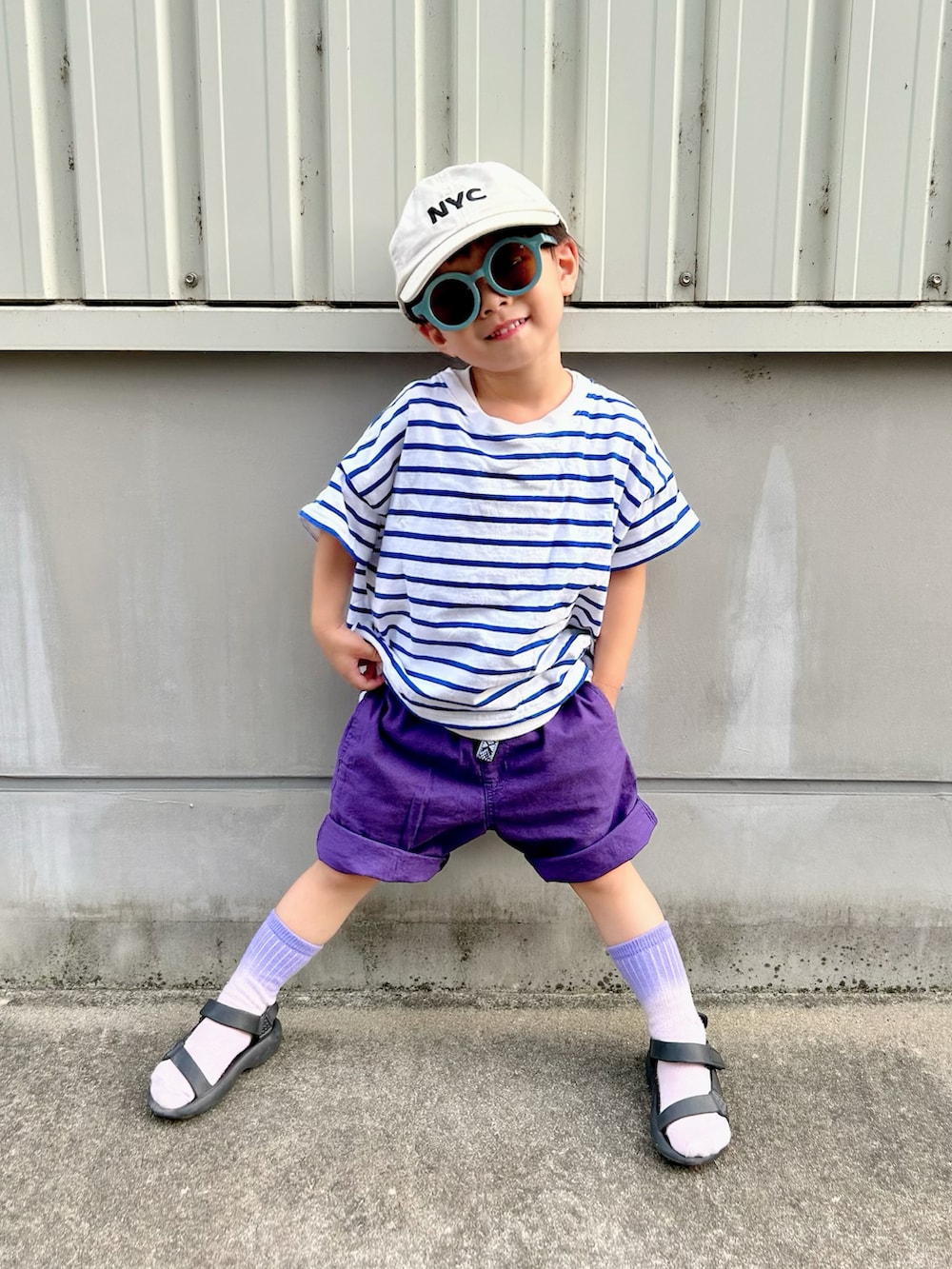 ブルー系のTシャツ/カットソー、ホワイト系のタンクトップ、パープル系のパンツを着用したキッズの夏コーディネートの2枚目の写真