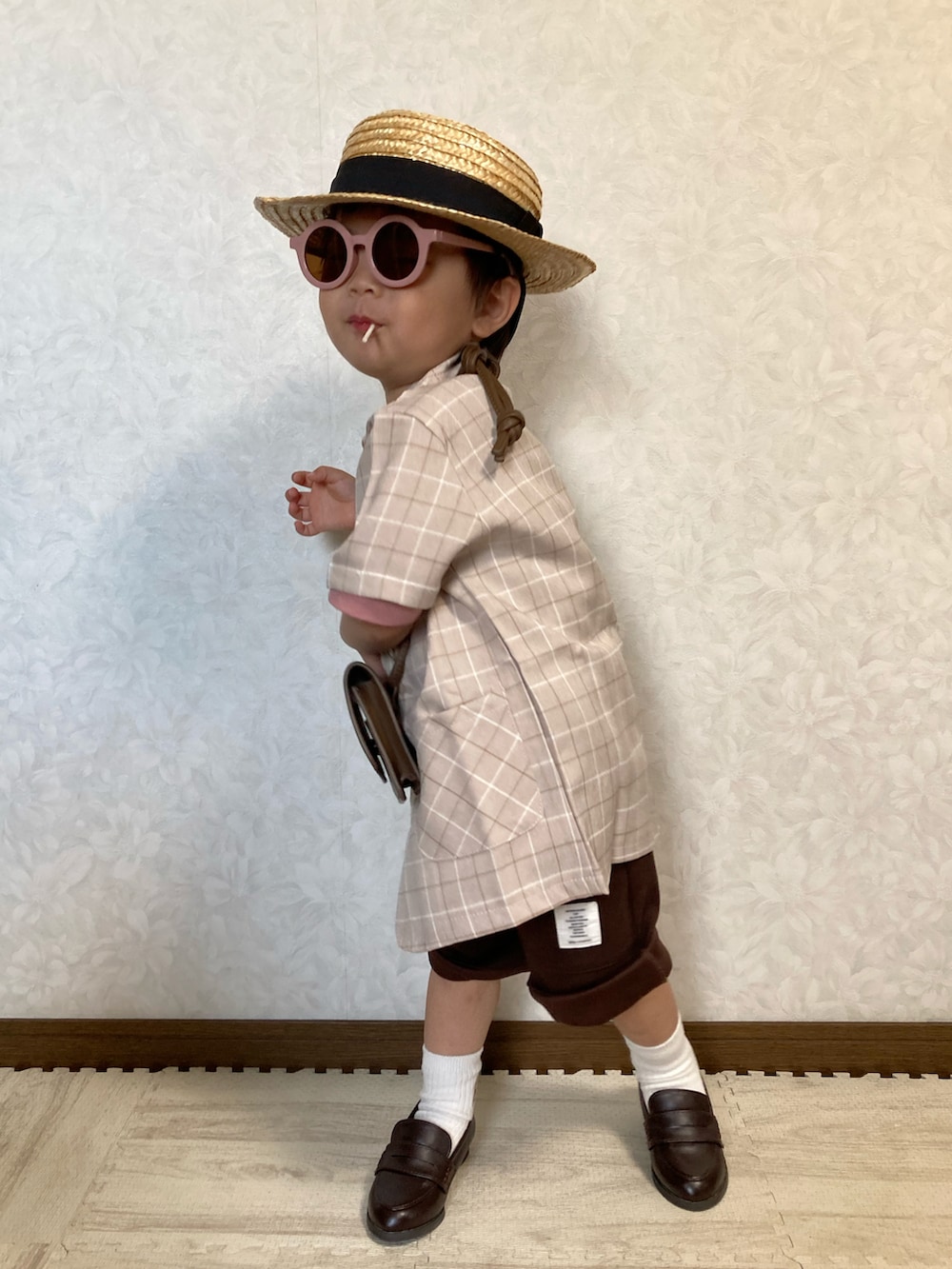 「ゆりポ、トラッドスタイル、ローファー、サングラス、レイヤードスタイル、シャツスタイル、ビッグシルエット、プチプラ、タックイン、ポシェット、麦わら帽子、ジャケットスタイル、休日スタイル、ブラウン、オープンカラーシャツ」｜「西松屋のアイテム（ハット、ベージュ系）」を使った、lenlen23さん（キッズ・90cm）の春コーディネートの4枚目の写真