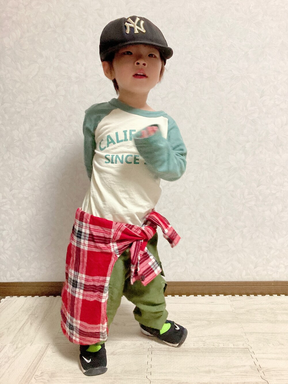 レッド系のTシャツ/カットソー、イエロー系のTシャツ/カットソー、グリーン系のTシャツ/カットソーを着用したキッズの秋コーディネートの3枚目の写真