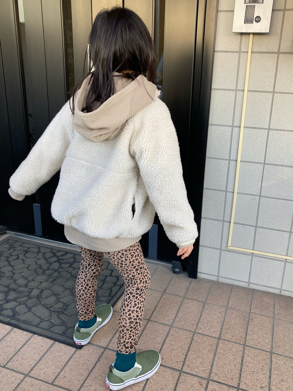 ホワイト系のTシャツ/カットソー、ベージュ系のパーカー、ベージュ系のブルゾンを着用したキッズの冬コーディネートの3枚目の写真