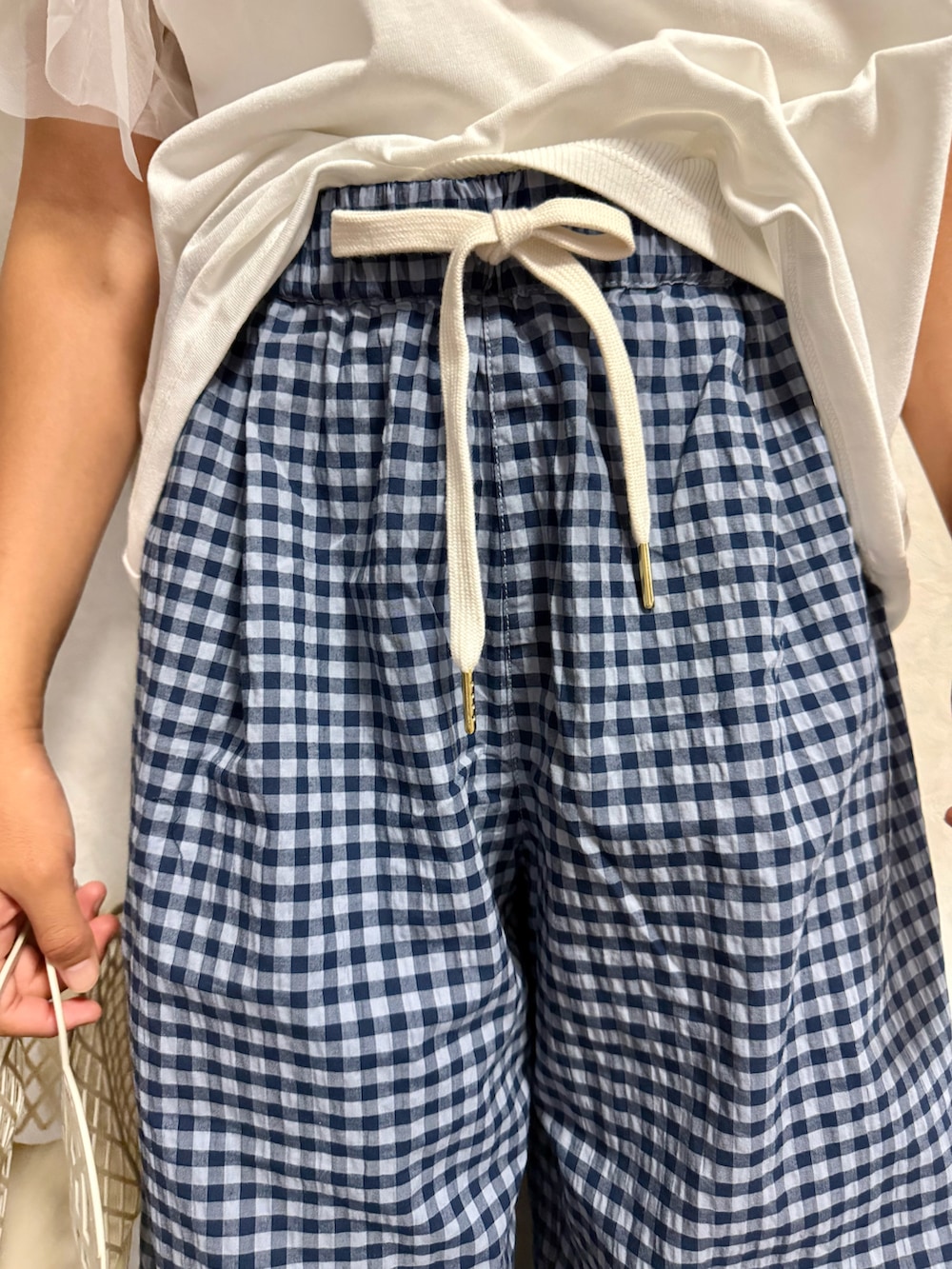 ホワイト系のTシャツ/カットソー、ブルー系のその他パンツ、ベージュ系のトートバッグを着用したキッズの夏コーディネートの5枚目の写真
