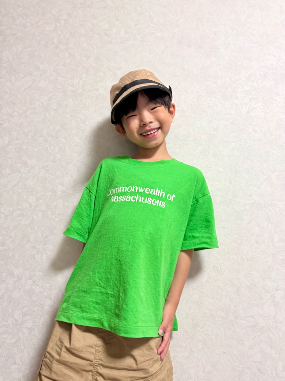 グリーン系のTシャツ/カットソー、ベージュ系のベスト、オレンジ系のショルダーバッグを着用したキッズの春コーディネートの5枚目の写真