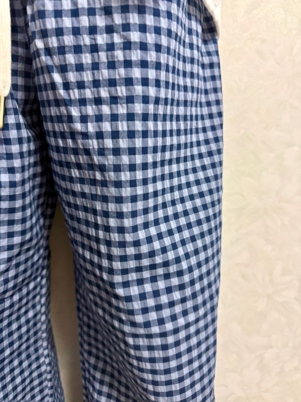 ホワイト系のTシャツ/カットソー、ブルー系のその他パンツ、ベージュ系のトートバッグを着用したキッズの夏コーディネートの4枚目の写真