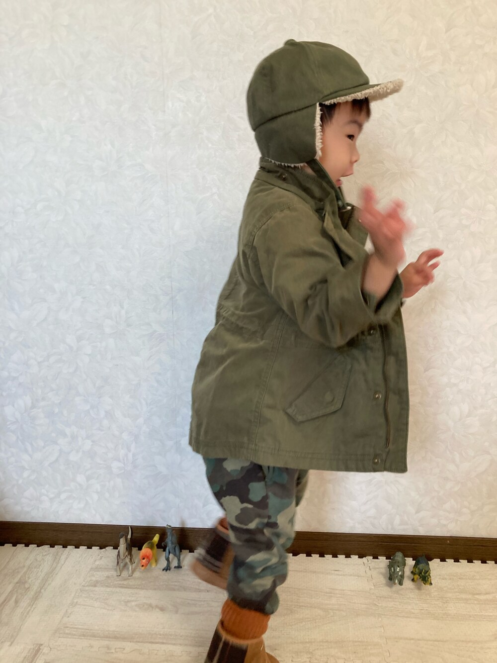 ホワイト系のシャツ/ブラウス、ブラウン系のスウェット、グリーン系のミリタリージャケットを着用したキッズの秋コーディネートの4枚目の写真