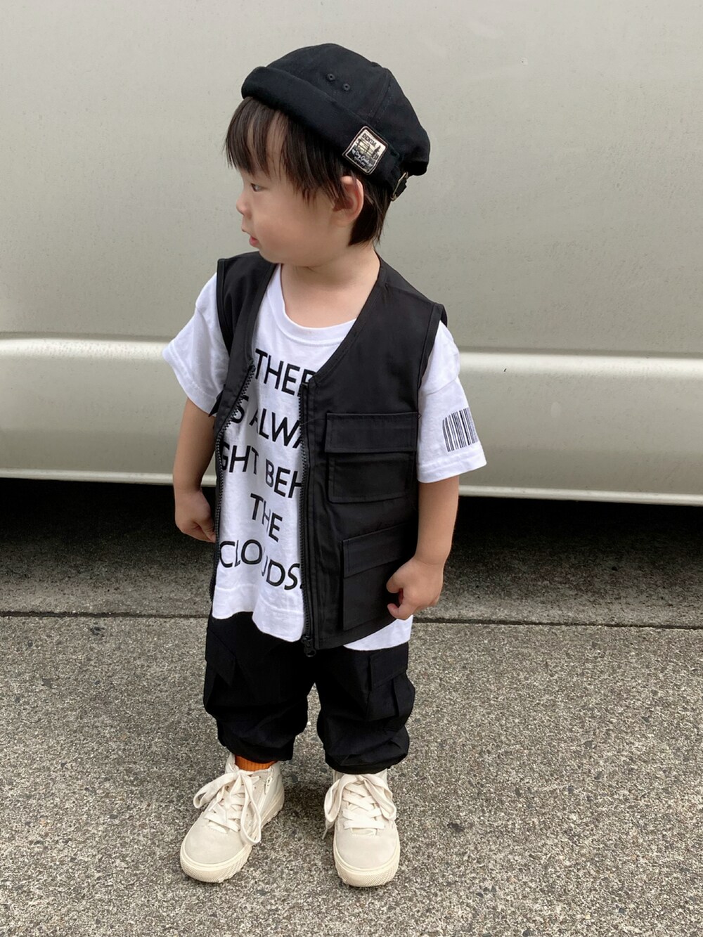 ホワイト系のTシャツ/カットソー、ブラック系のベスト、ブラック系のカーゴパンツを着用したキッズの秋コーディネートの4枚目の写真
