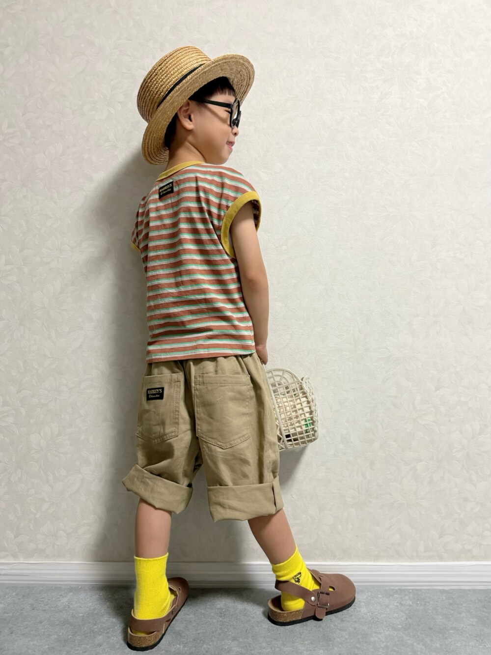 ブラウン系のTシャツ/カットソー、ベージュ系のその他パンツ、ベージュ系のトートバッグを着用したキッズの夏コーディネートの5枚目の写真