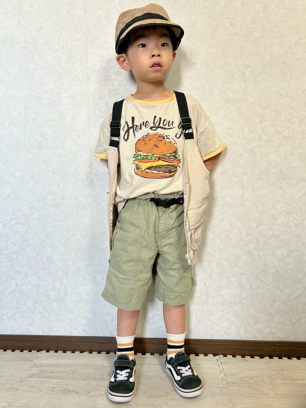 ホワイト系のTシャツ/カットソー、ベージュ系のベスト、グリーン系のその他パンツを着用したキッズの夏コーディネートの3枚目の写真