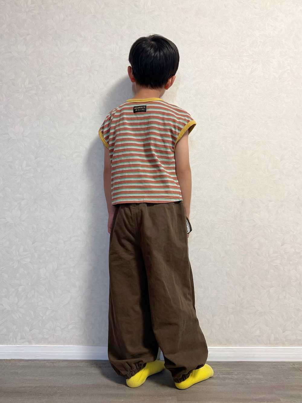 ブラウン系のTシャツ/カットソー、ブラウン系のカーゴパンツ、イエロー系のショルダーバッグを着用したキッズの夏コーディネートの5枚目の写真