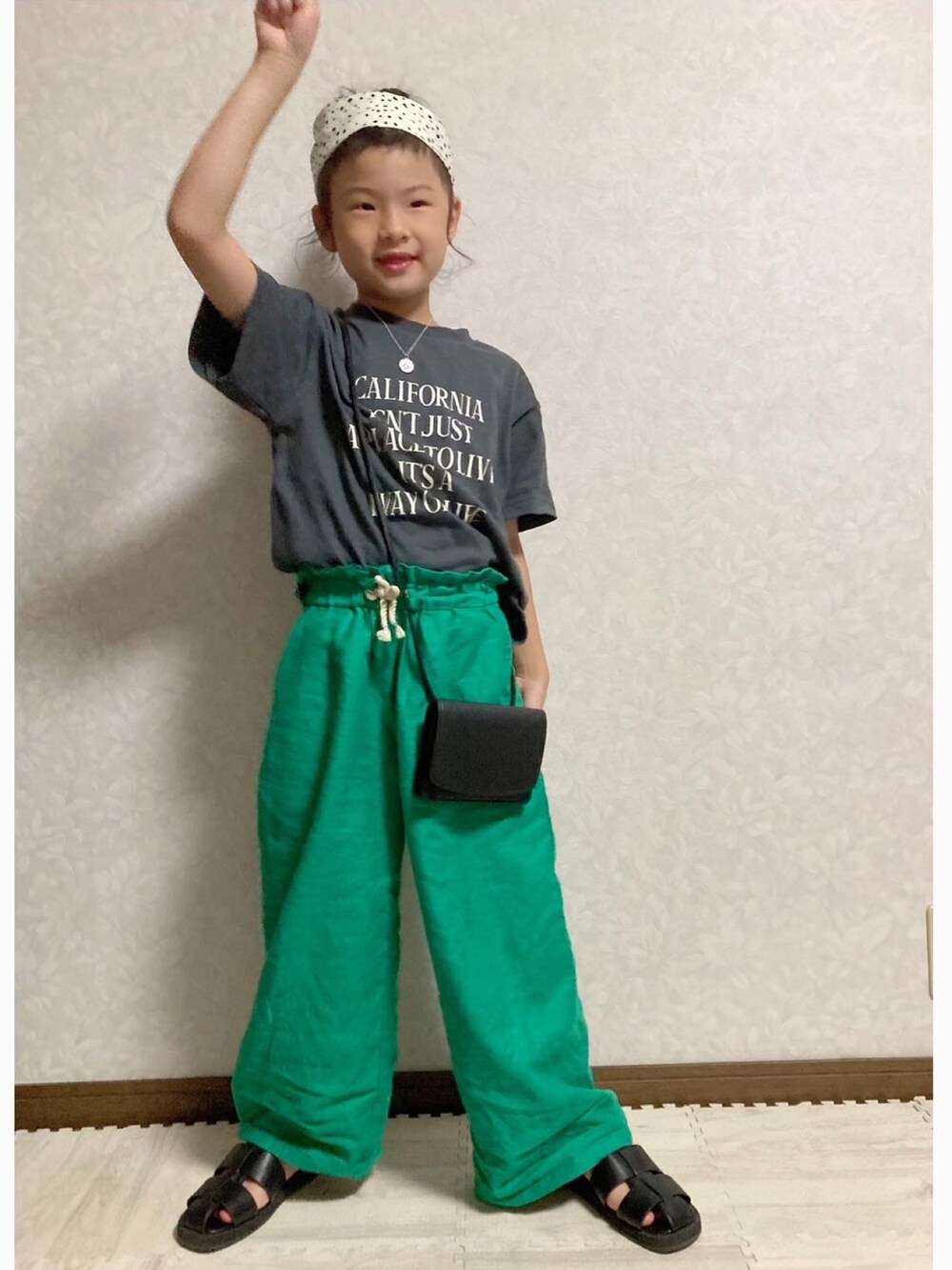 「ハグフェス、カラーパンツ、サングラス、グリーンコーデ、GU、GUコーデ、姉弟コーデ、タックイン、スカーフアレンジ、ヘアバンド、グルカサンダル、ロゴT、ポシェット、休日スタイル、リネン」｜「H&Mのスカーフヘアバンド2枚セット 1,299円→299円（バンダナ/スカーフ、ホワイト系）」を使った、lenlen23さん（キッズ・121cm）の夏コーディネートの4枚目の写真