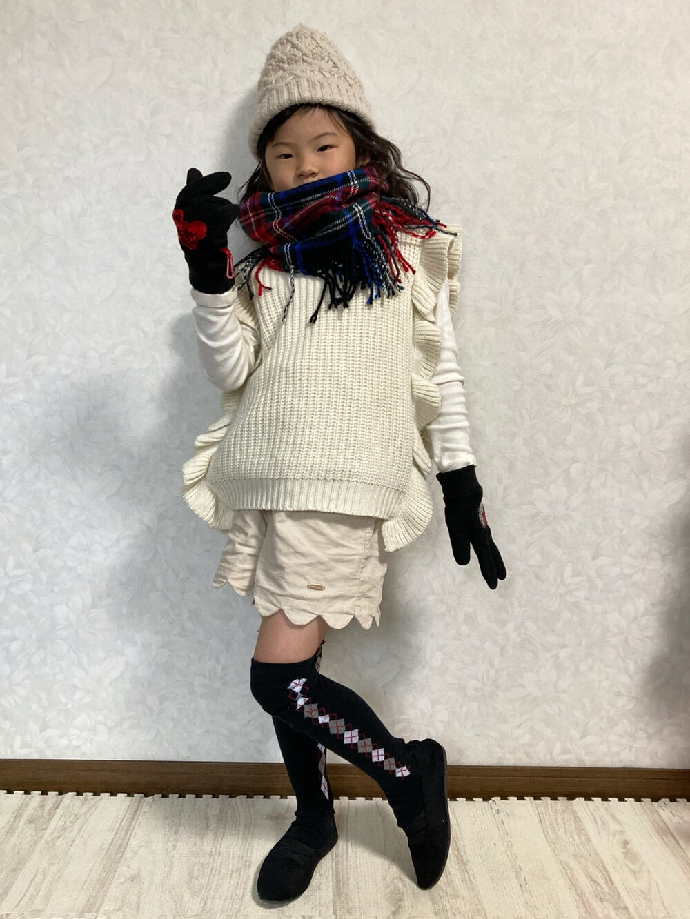 ホワイト系のTシャツ/カットソー、ベージュ系のベスト、ホワイト系のその他パンツを着用したキッズの冬コーディネートの5枚目の写真