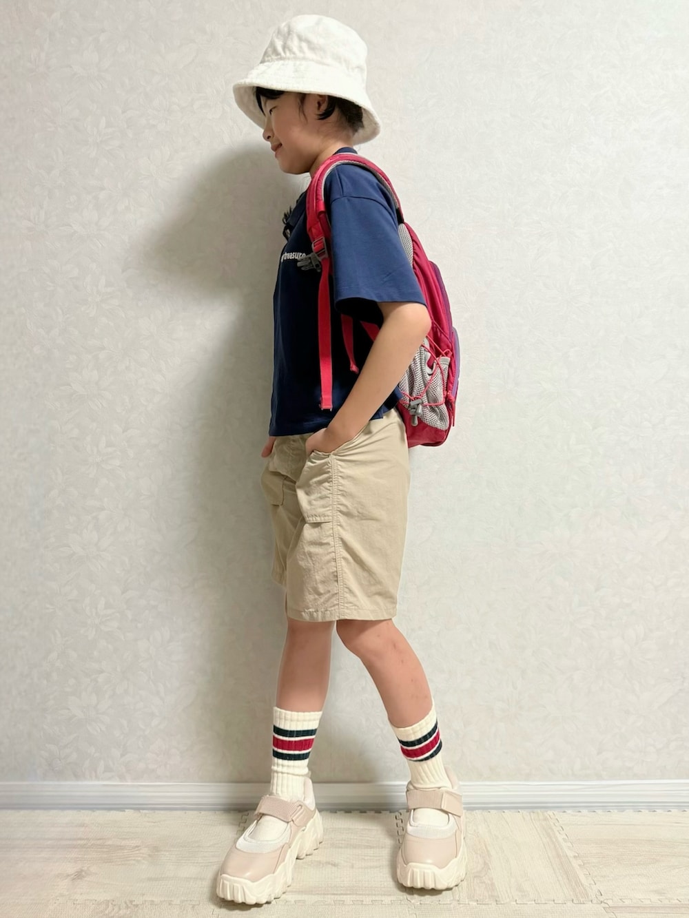 ベージュ系のその他シューズ、ブルー系のポロシャツ、ホワイト系のタンクトップを着用したキッズの夏コーディネートの2枚目の写真