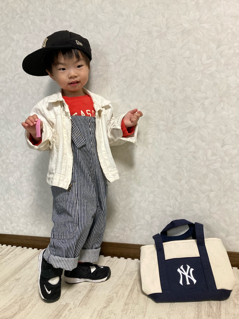 ホワイト系のショルダーバッグ、レッド系のTシャツ/カットソー、ブラック系のスニーカーを着用したキッズの春コーディネートの5枚目の写真