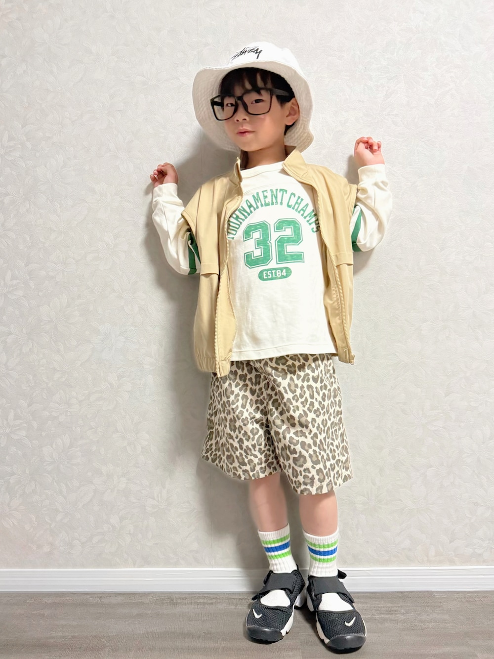 ベージュ系のその他パンツ、ホワイト系のショルダーバッグ、ブラック系のスニーカーを着用したキッズの春コーディネートの4枚目の写真