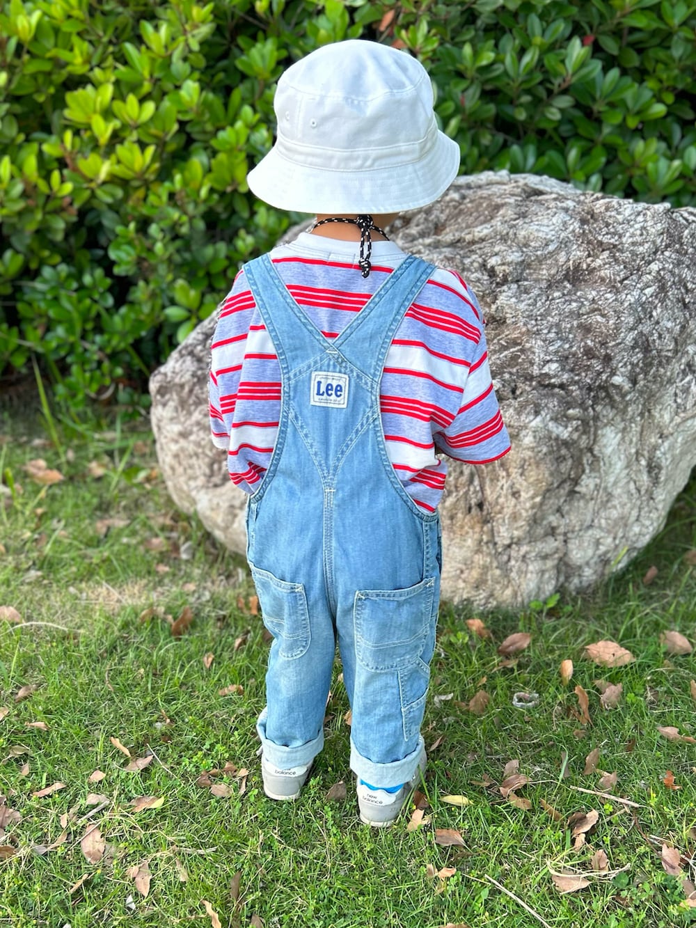 グレー系のTシャツ/カットソー、ブルー系のサロペット/オーバーオール、ブラック系のショルダーバッグを着用したキッズの夏コーディネートの4枚目の写真