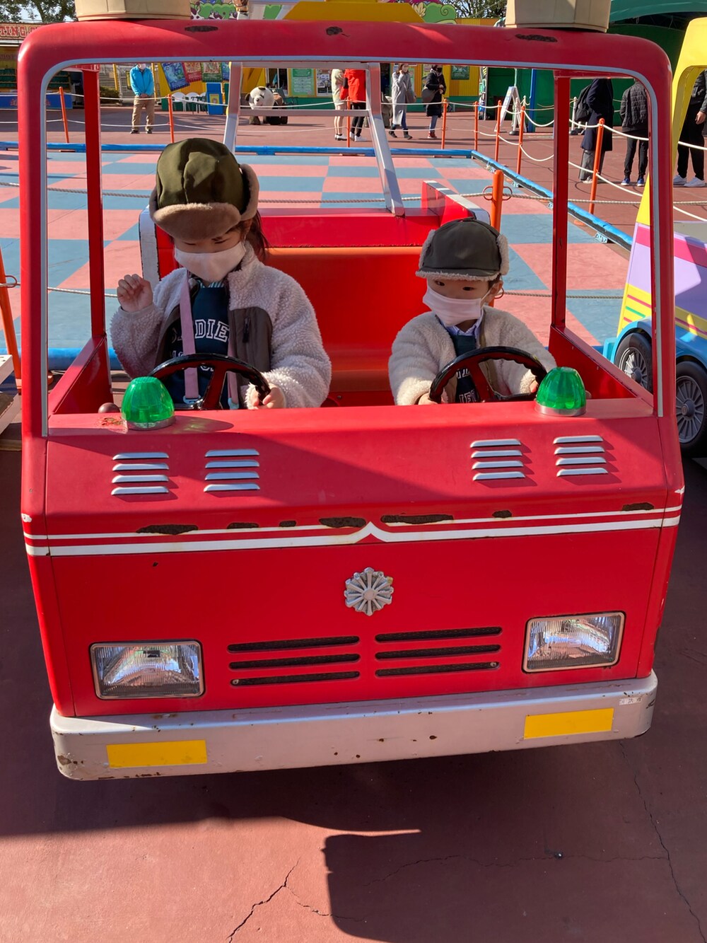 ブルー系のシャツ/ブラウス、グリーン系のスウェット、ベージュ系のノーカラージャケットを着用したキッズの冬コーディネートの5枚目の写真