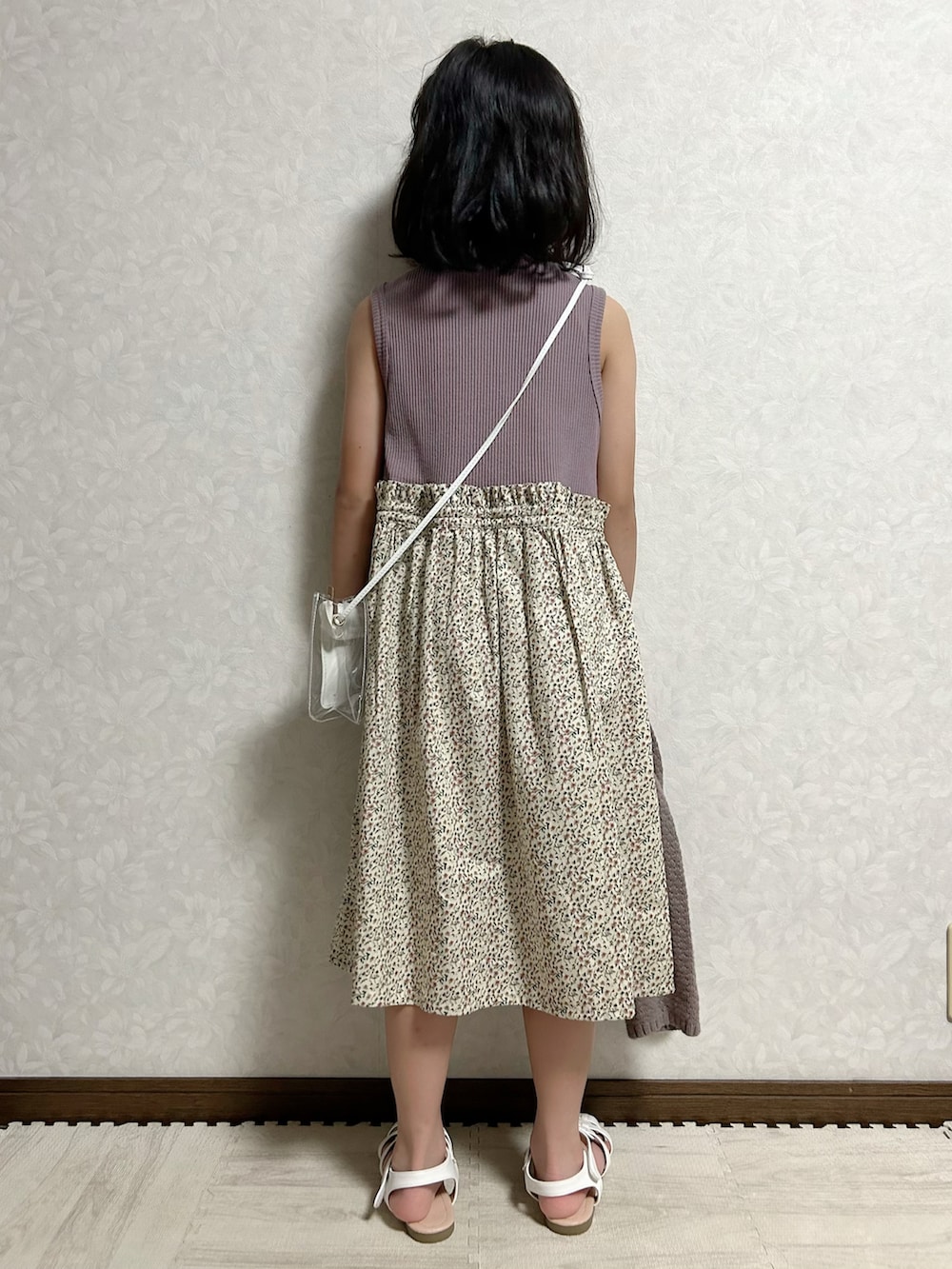 パープル系のワンピース、グレー系のカーディガン/ボレロ、ホワイト系のショルダーバッグを着用したキッズの夏コーディネートの5枚目の写真