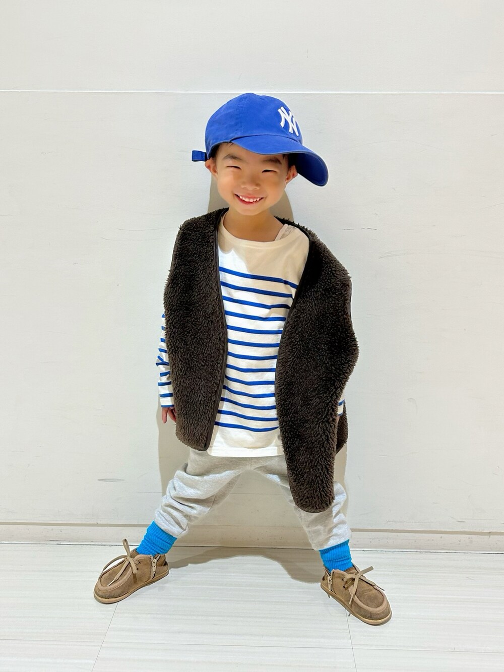 ブルー系のTシャツ/カットソー、グリーン系のスウェット、グレー系のスウェットパンツを着用したキッズの秋コーディネートの3枚目の写真