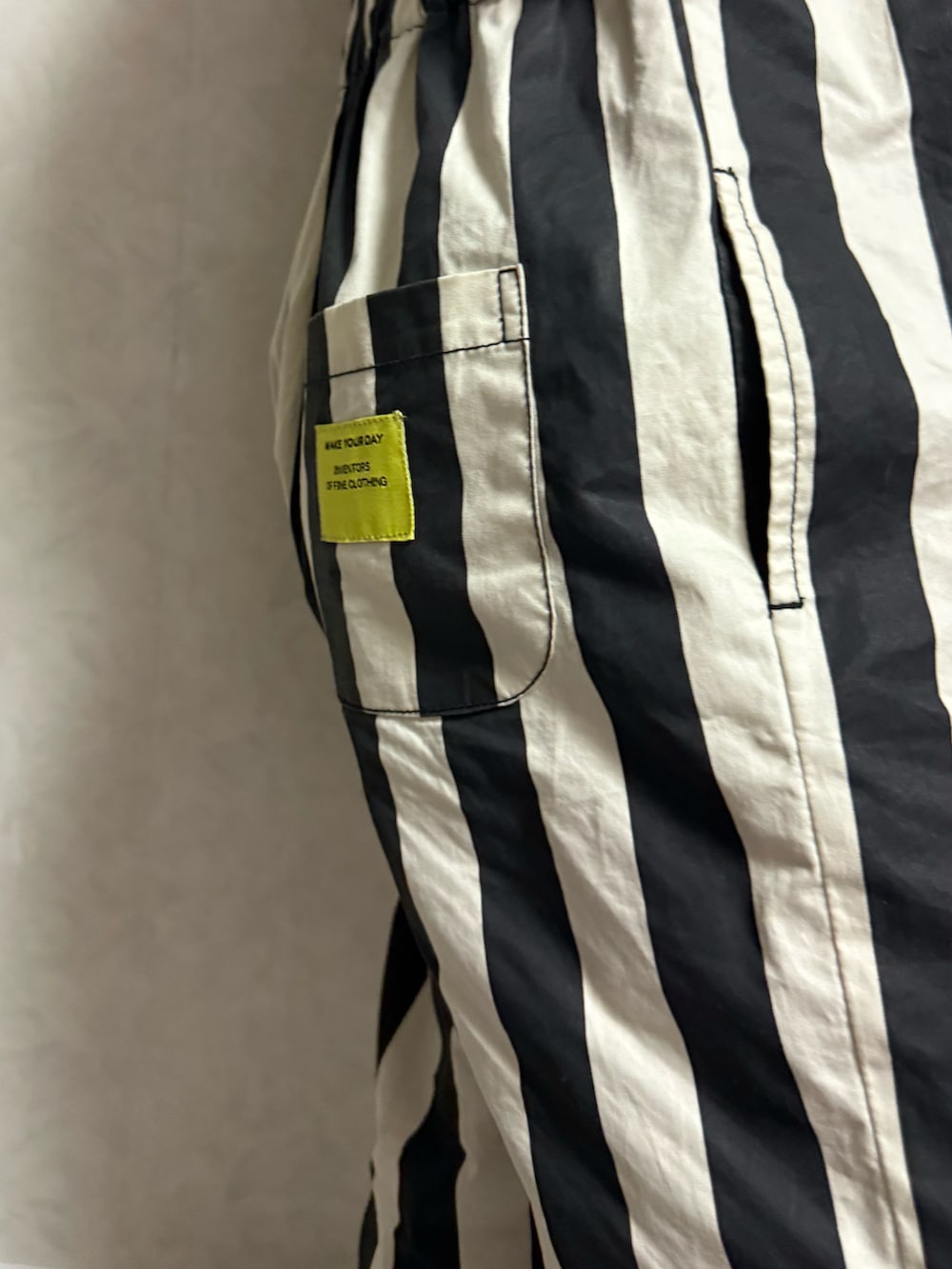 ブラック系のサロペット/オーバーオール、ブラック系のローファー、グレー系のTシャツ/カットソーを着用したキッズの夏コーディネートの3枚目の写真