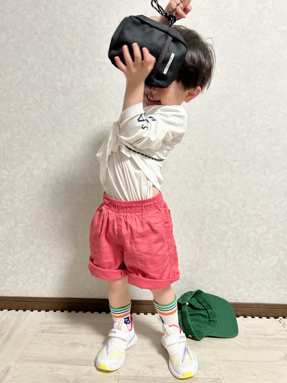 ホワイト系のTシャツ/カットソー、レッド系のパンツ、ブラック系のショルダーバッグを着用したキッズの春コーディネートの5枚目の写真