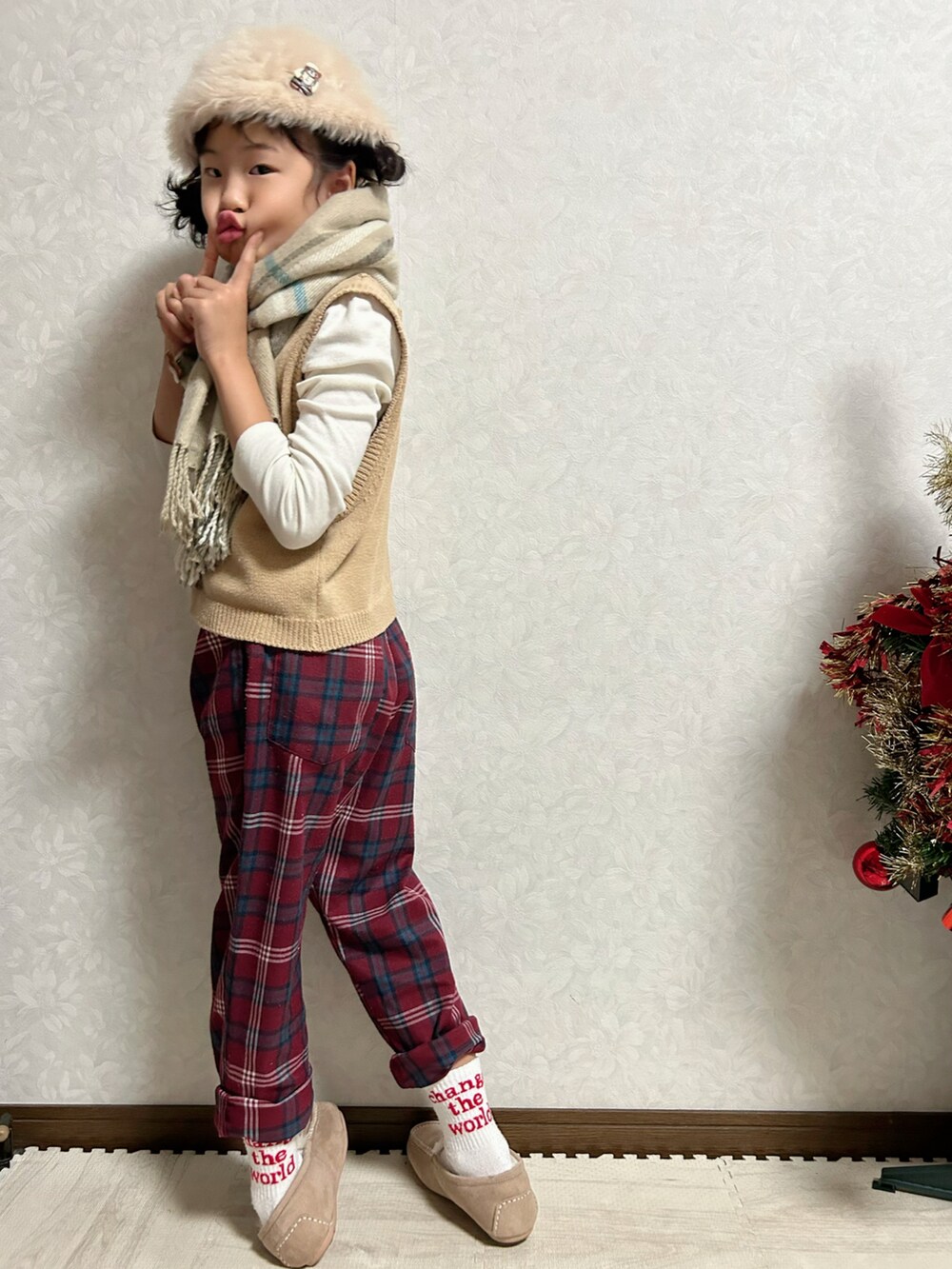 ホワイト系のTシャツ/カットソー、ベージュ系のベスト、ピンク系のブルゾンを着用したキッズの冬コーディネートの4枚目の写真