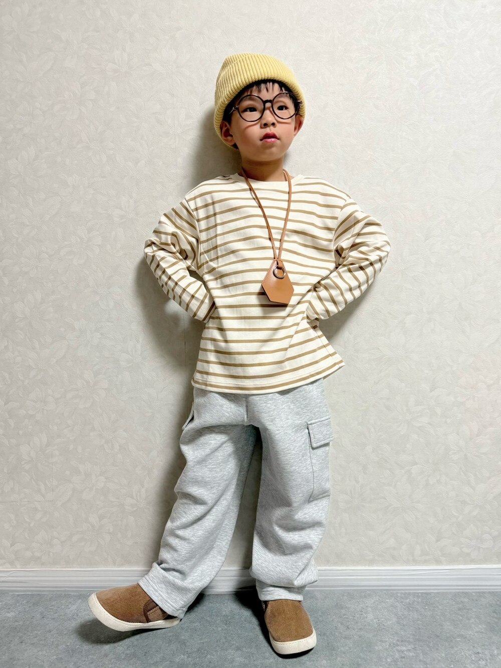 ブラウン系のスリッポン、ベージュ系のTシャツ/カットソー、ブラウン系のカーディガン/ボレロを着用したキッズの秋コーディネートの2枚目の写真