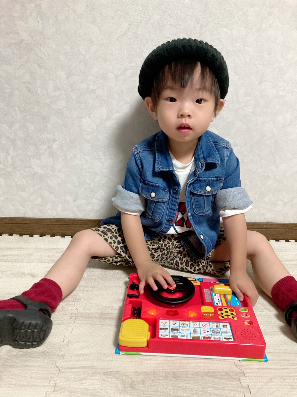 ホワイト系のTシャツ/カットソー、ブルー系のシャツ/ブラウス、ベージュ系のその他パンツを着用したキッズの夏コーディネートの4枚目の写真