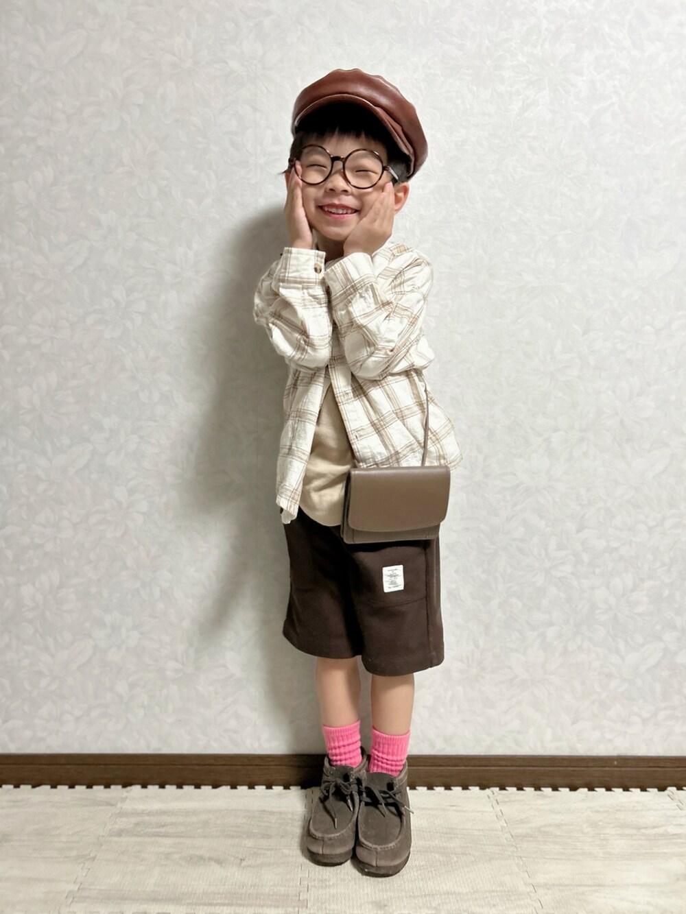 「秋コーデ、チェック、ブラウン、めがね、レイヤードスタイル、ハーフパンツ、お出かけコーデ、ブーツ、ショルダーバッグ、シャツスタイル、ハンチング、靴下オタク、きれいめカジュアル、プチプラ、チョコ色に染まれ」｜「西松屋のアイテム（ハンチング/ベレー帽、ブラウン系）」を使った、lenlen23さん（キッズ・100cm）の秋コーディネートの3枚目の写真