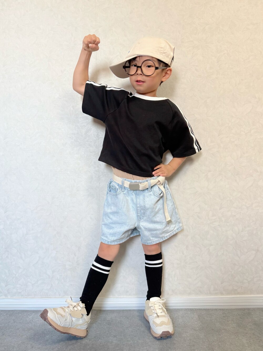 ホワイト系のスニーカー、ベージュ系のタンクトップ、パープル系のTシャツ/カットソーを着用したキッズの夏コーディネートの2枚目の写真