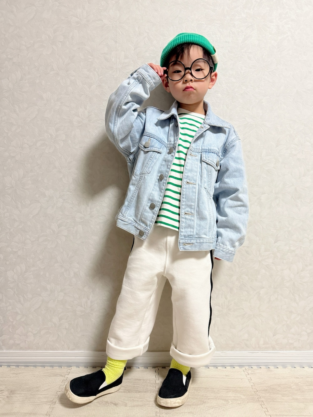 グリーン系のTシャツ/カットソー、ブルー系のデニムジャケット、ホワイト系のスウェットパンツを着用したキッズの春コーディネートの2枚目の写真