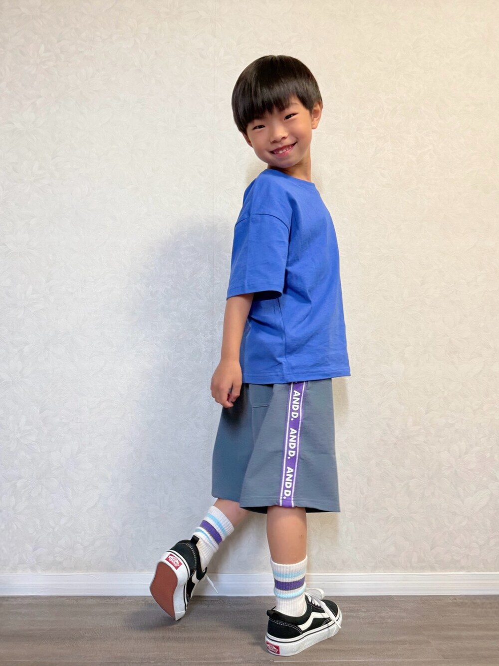 ブルー系のTシャツ/カットソー、ブルー系のセットアップ、ブラック系のスニーカーを着用したキッズの夏コーディネートの5枚目の写真